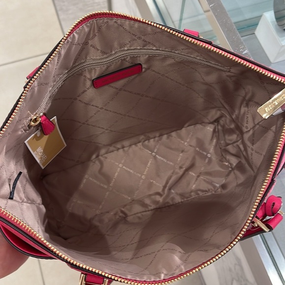 MICHAEL KORS
Jet Set Large Crossgrain Leather Top-Zip Charlotte Tote Bag
NWT - Picture 10 of 16